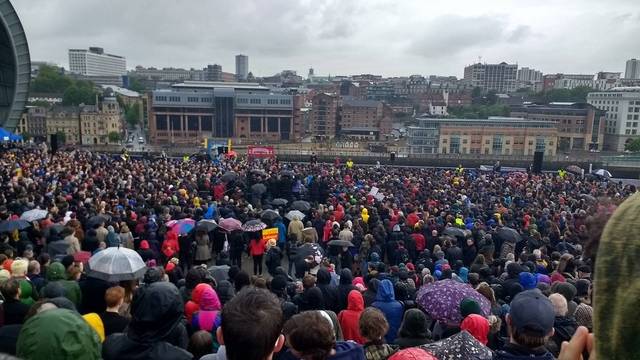 Britain: 10,000 people rally - Jeremy Corbyn speaks for the many in ...