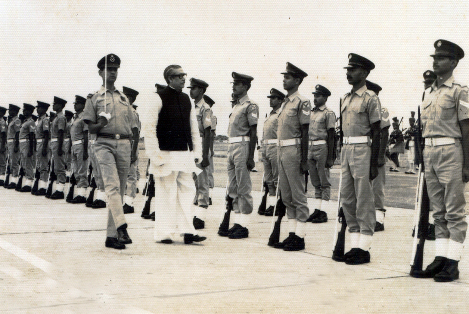 mujib avec l'armée de l'air Image Bangladesh Air Force Wikimedia Commons