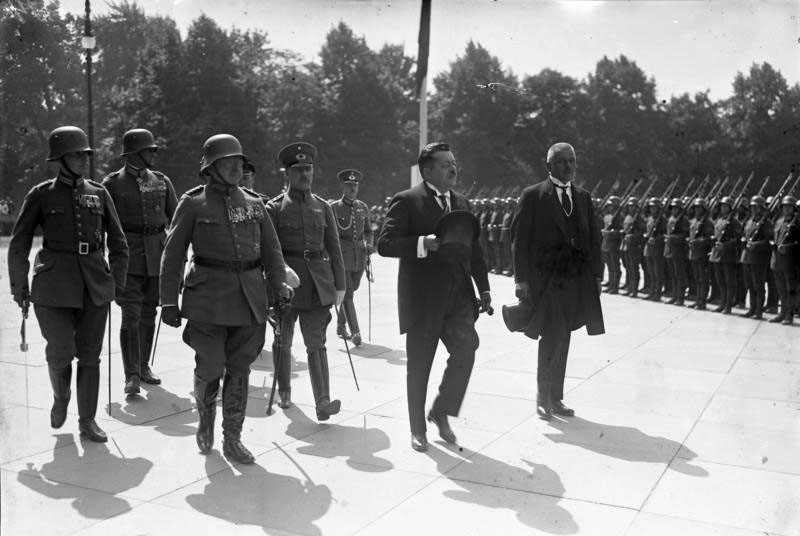 10 Jahre deutsche Reichswehr!Der erste Oberbefehlshaber der deutschen Reichswehr, der verstorbene Reichspräsident [Friedrich] Ebert beim Abschreiten einer Ehrenkompagnie auf dem Platz der Republik in Berlin