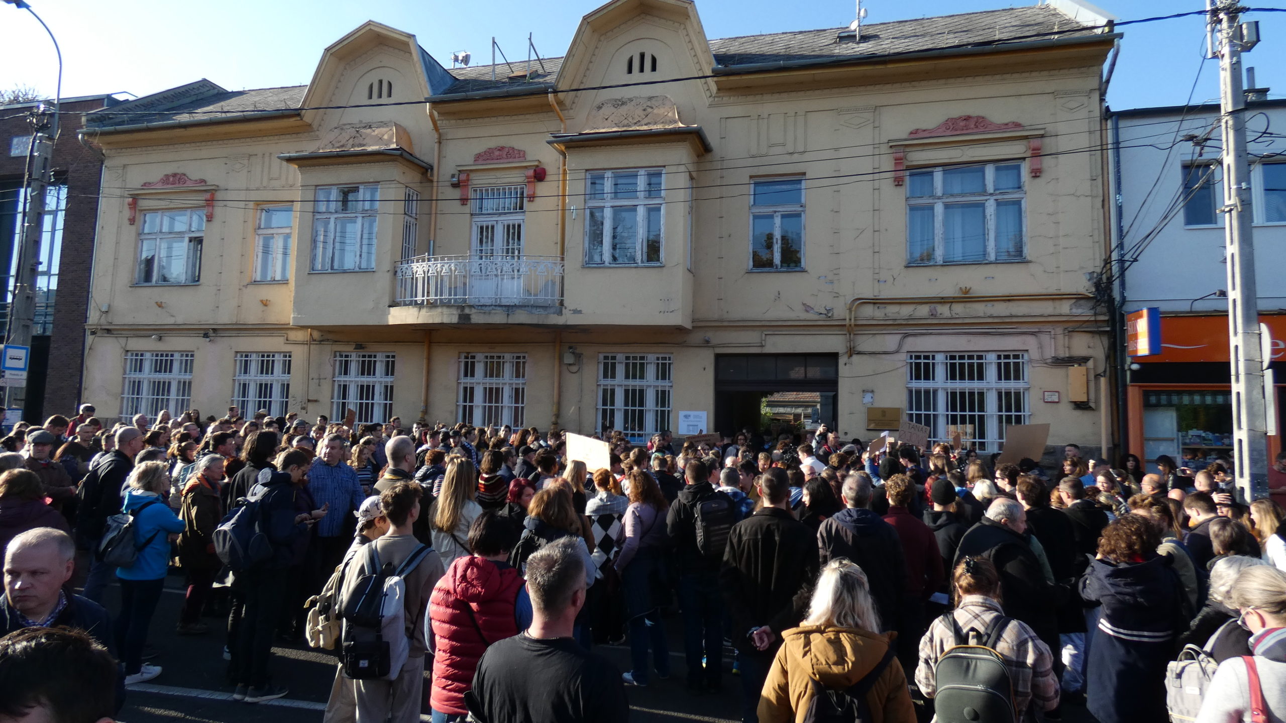 Teachers protest school Budapest Image Mérce