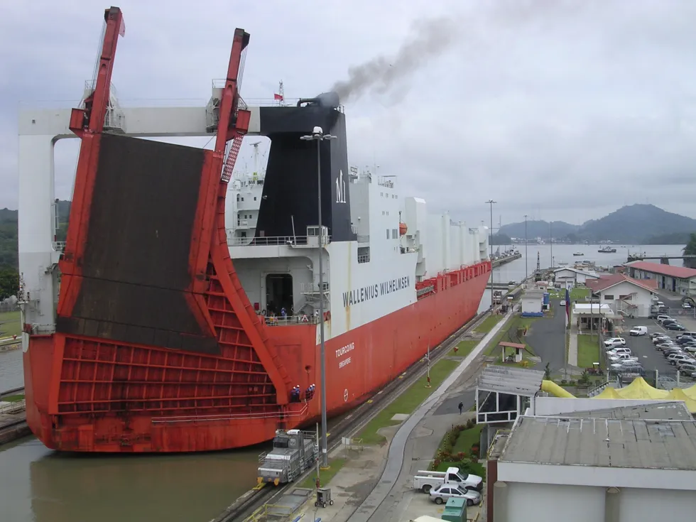 Ship passing through Panama Canal 01 Image Dozenist Wikimedia Commons 980x735